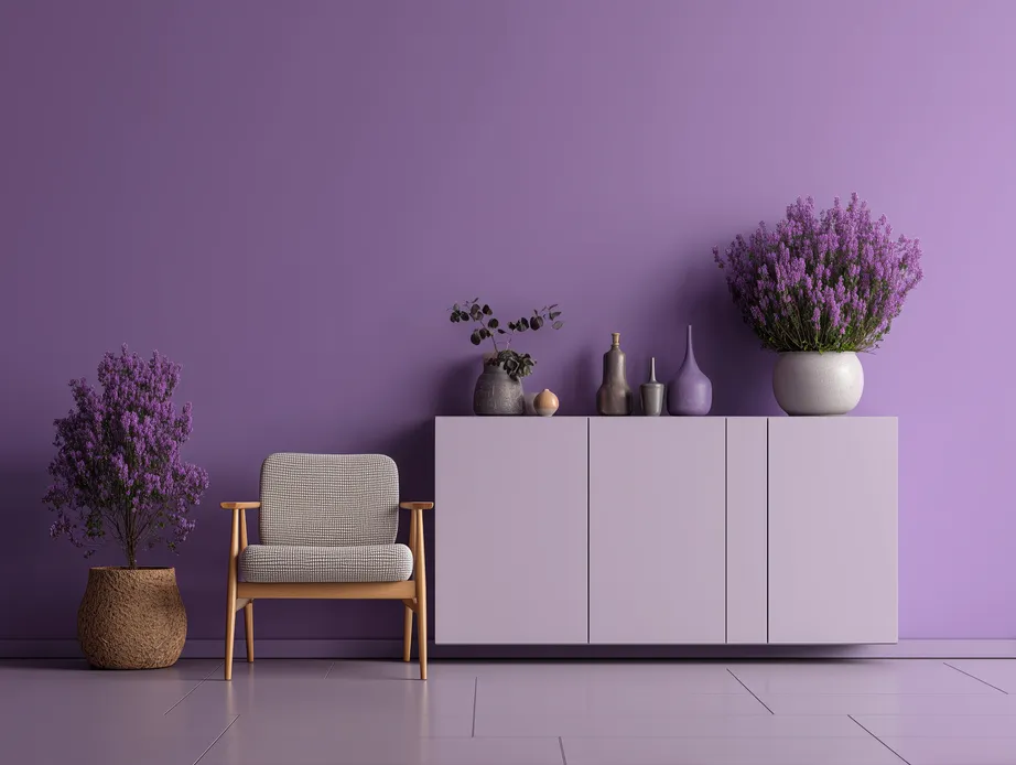 Kunstwerk aan de muur boven een kast